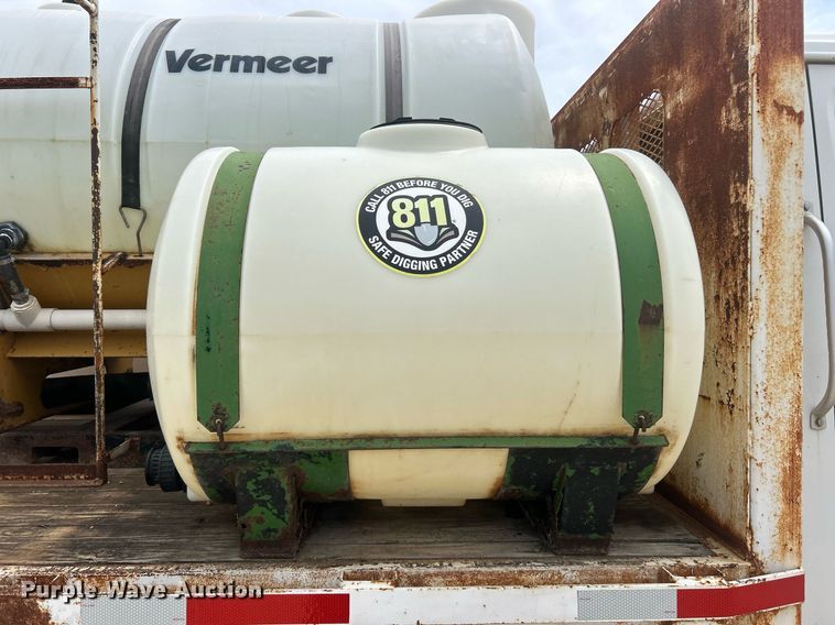 image for item EK8429 1998 International  4700 flatbed truck