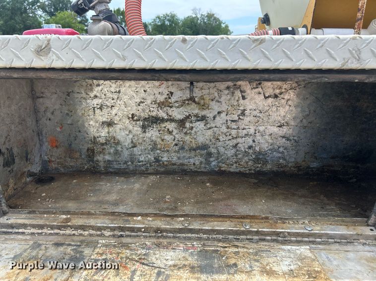 image for item EK8429 1998 International  4700 flatbed truck