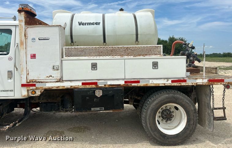 image for item EK8429 1998 International  4700 flatbed truck