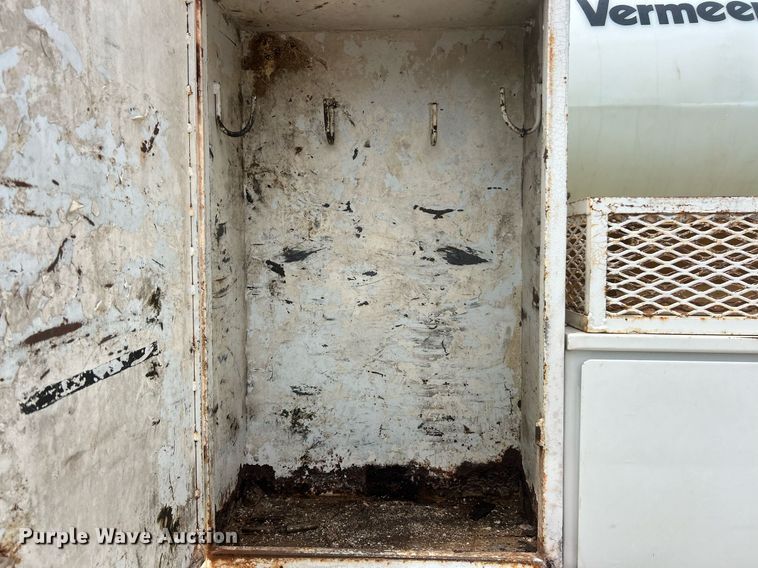 image for item EK8429 1998 International  4700 flatbed truck