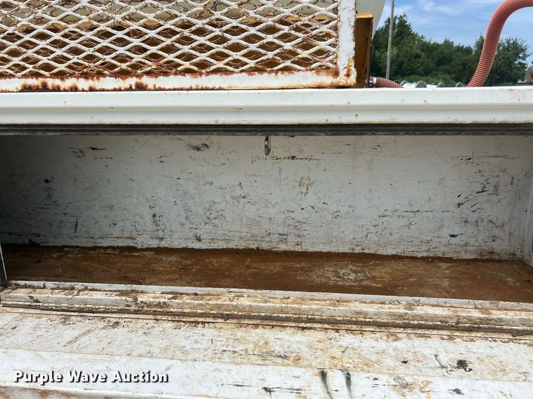 image for item EK8429 1998 International  4700 flatbed truck