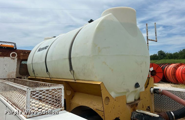 image for item EK8429 1998 International  4700 flatbed truck