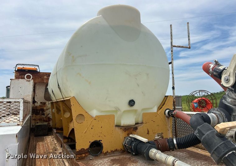 image for item EK8429 1998 International  4700 flatbed truck