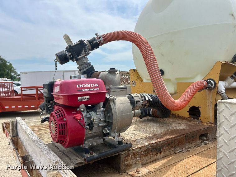 image for item EK8429 1998 International  4700 flatbed truck