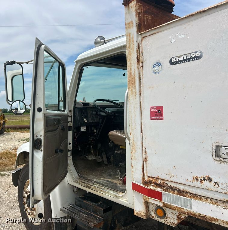 image for item EK8429 1998 International  4700 flatbed truck