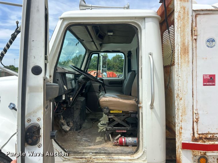 image for item EK8429 1998 International  4700 flatbed truck