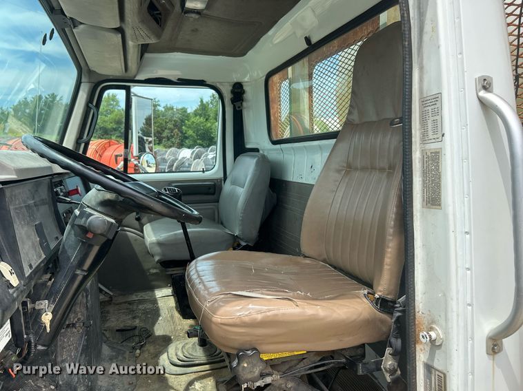 image for item EK8429 1998 International  4700 flatbed truck