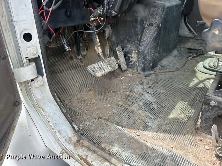 image for item EK8429 1998 International  4700 flatbed truck