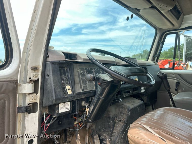 image for item EK8429 1998 International  4700 flatbed truck