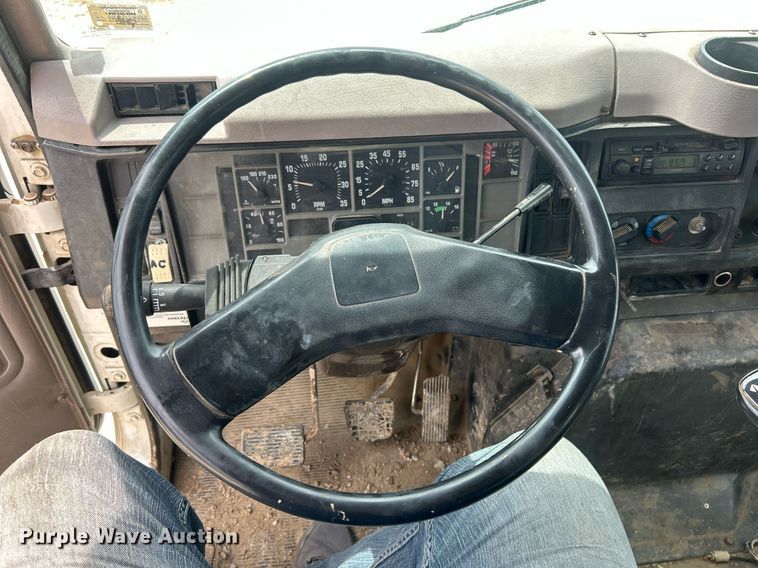 image for item EK8429 1998 International  4700 flatbed truck