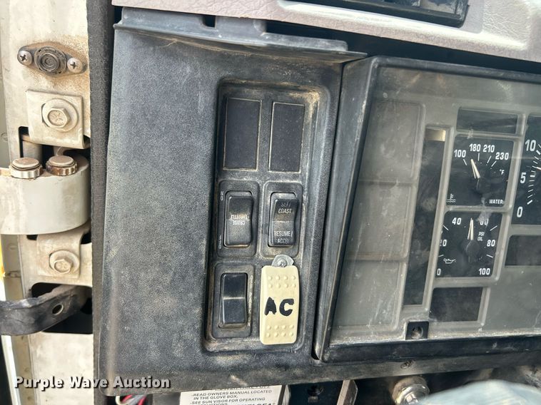 image for item EK8429 1998 International  4700 flatbed truck