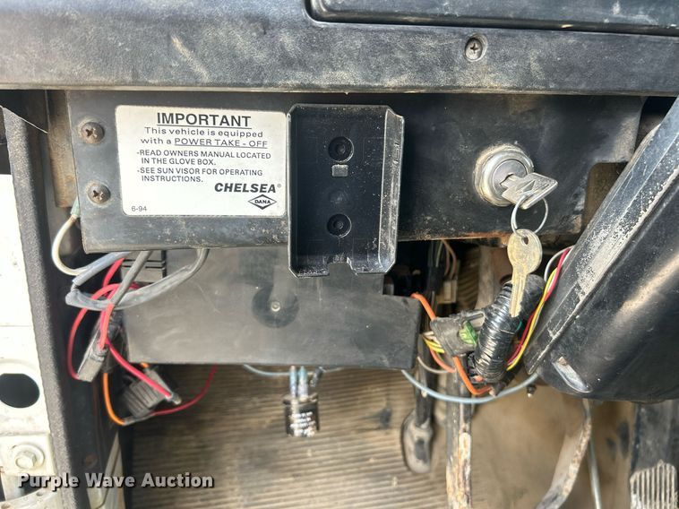 image for item EK8429 1998 International  4700 flatbed truck