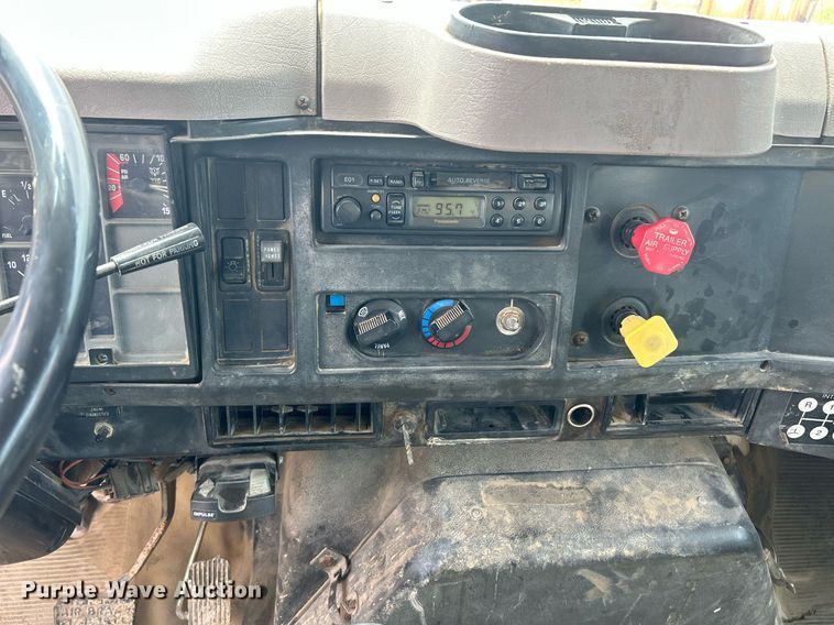 image for item EK8429 1998 International  4700 flatbed truck