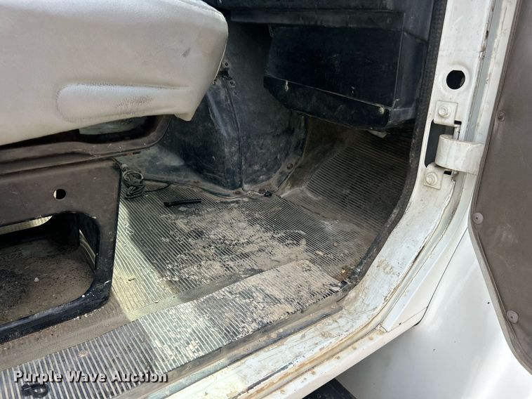 image for item EK8429 1998 International  4700 flatbed truck