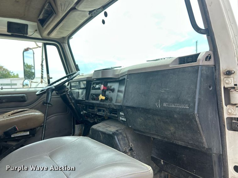 image for item EK8429 1998 International  4700 flatbed truck