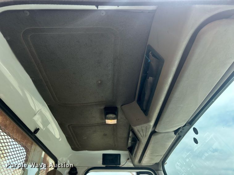 image for item EK8429 1998 International  4700 flatbed truck