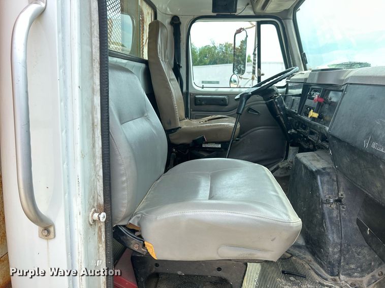 image for item EK8429 1998 International  4700 flatbed truck