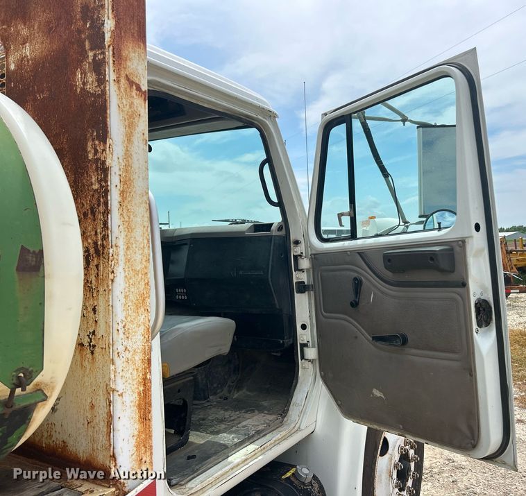 image for item EK8429 1998 International  4700 flatbed truck