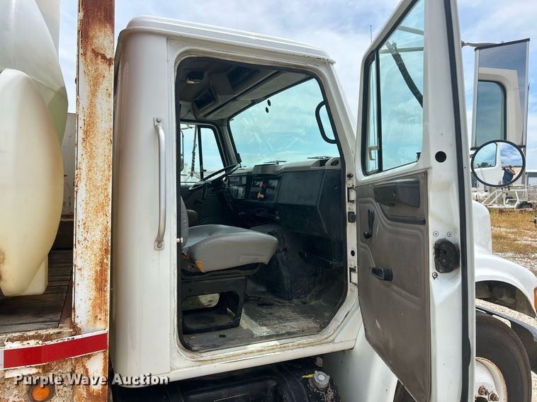 image for item EK8429 1998 International  4700 flatbed truck