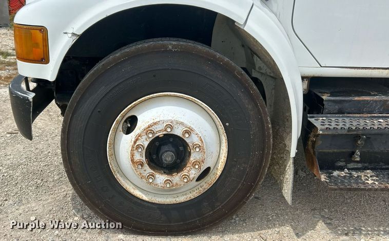 image for item EK8429 1998 International  4700 flatbed truck