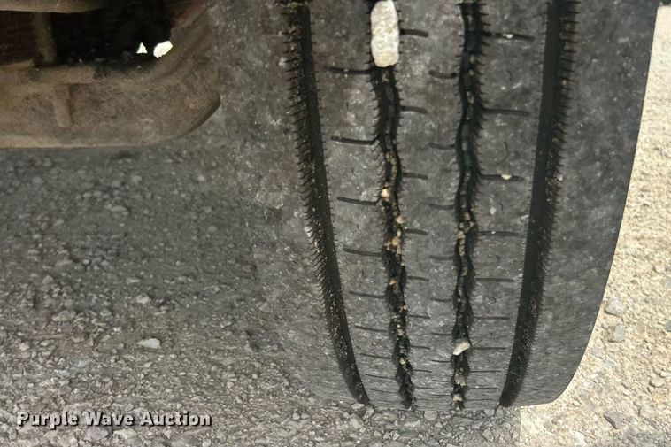 image for item EK8429 1998 International  4700 flatbed truck