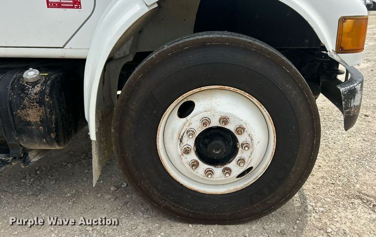 image for item EK8429 1998 International  4700 flatbed truck