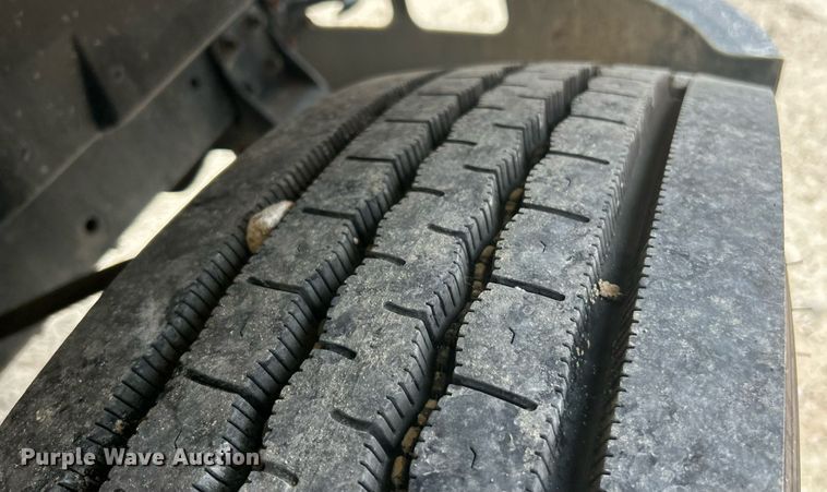 image for item EK8429 1998 International  4700 flatbed truck