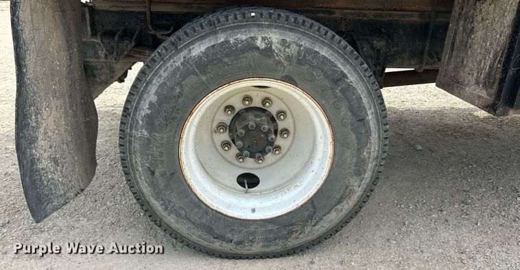 image for item EK8429 1998 International  4700 flatbed truck