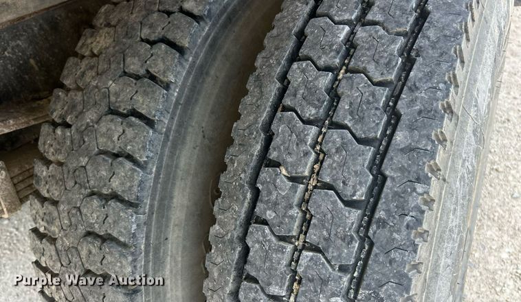 image for item EK8429 1998 International  4700 flatbed truck