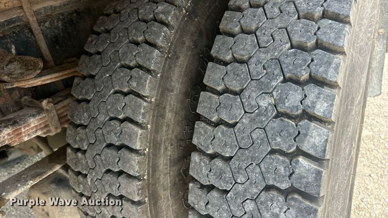 image for item EK8429 1998 International  4700 flatbed truck