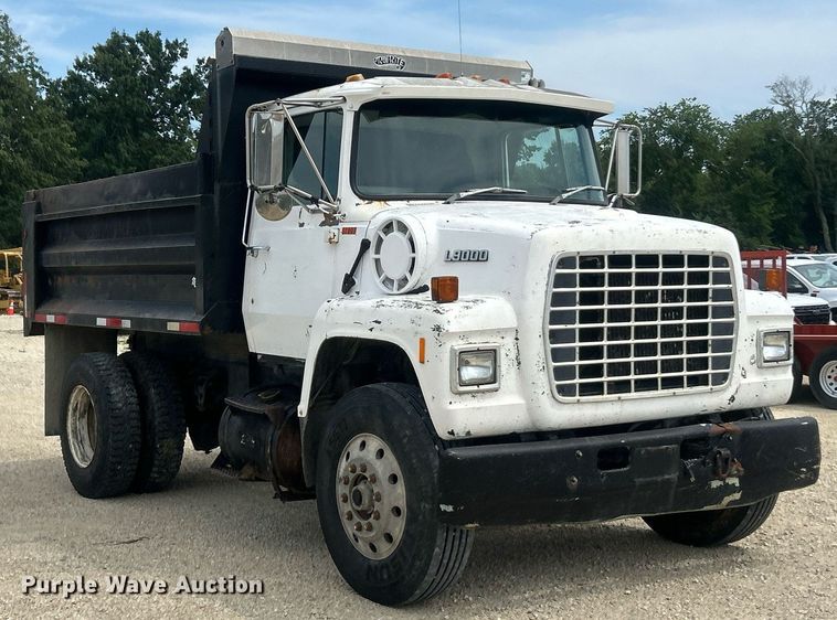 image for item EK8438 1990 Ford L9000 dump truck