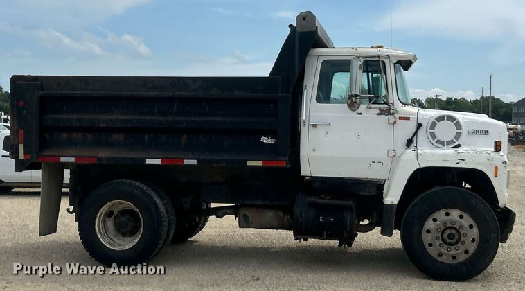 image for item EK8438 1990 Ford L9000 dump truck