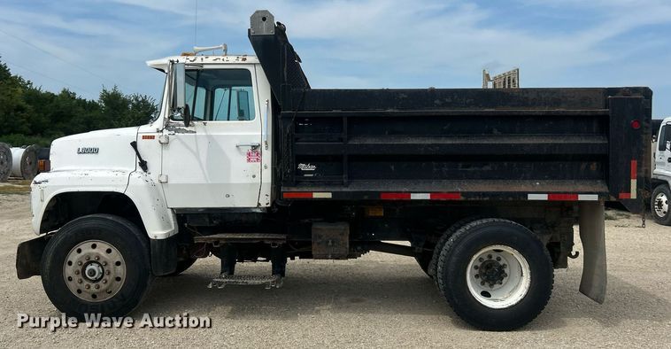 image for item EK8438 1990 Ford L9000 dump truck