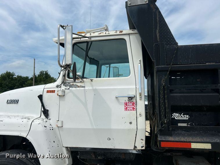 image for item EK8438 1990 Ford L9000 dump truck