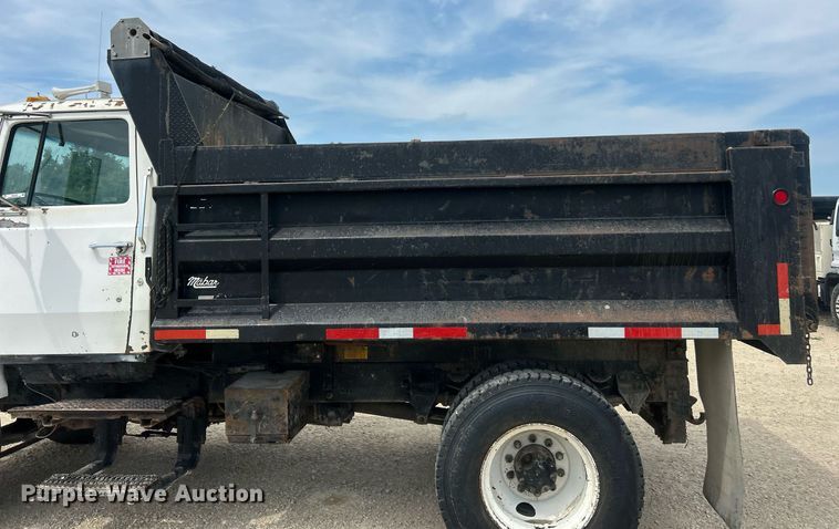 image for item EK8438 1990 Ford L9000 dump truck