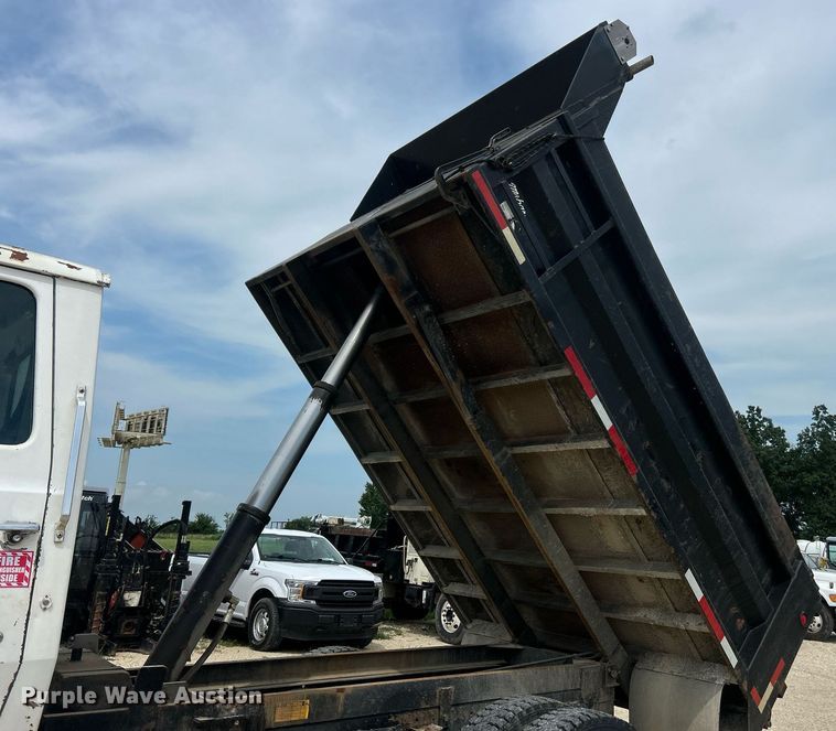 image for item EK8438 1990 Ford L9000 dump truck