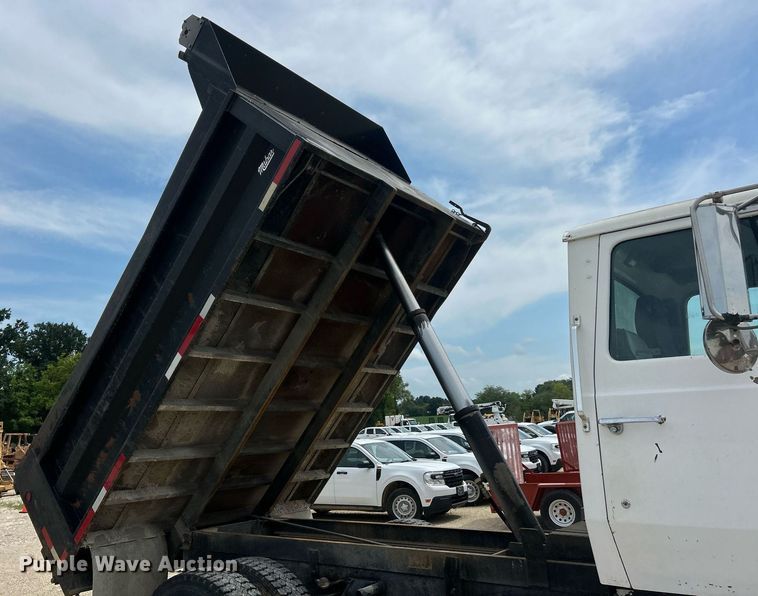 image for item EK8438 1990 Ford L9000 dump truck