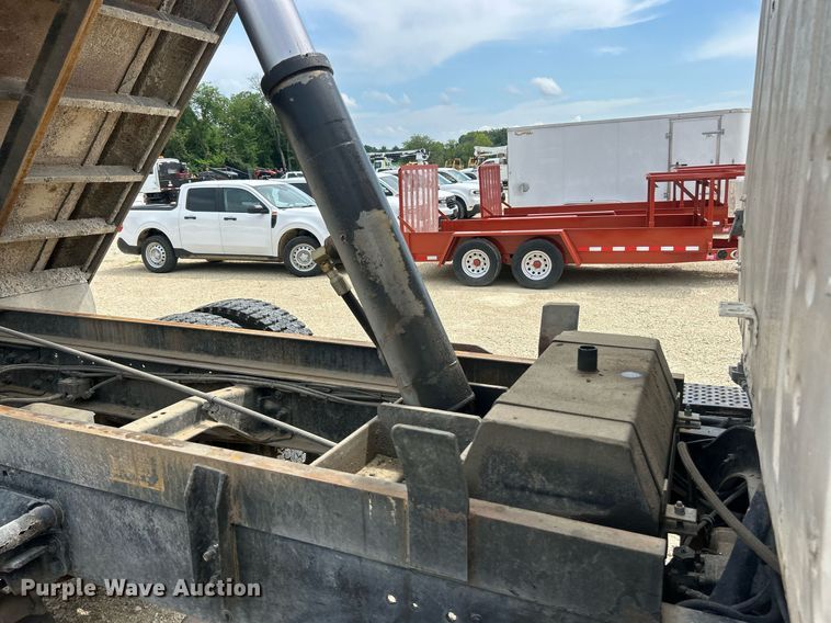 image for item EK8438 1990 Ford L9000 dump truck