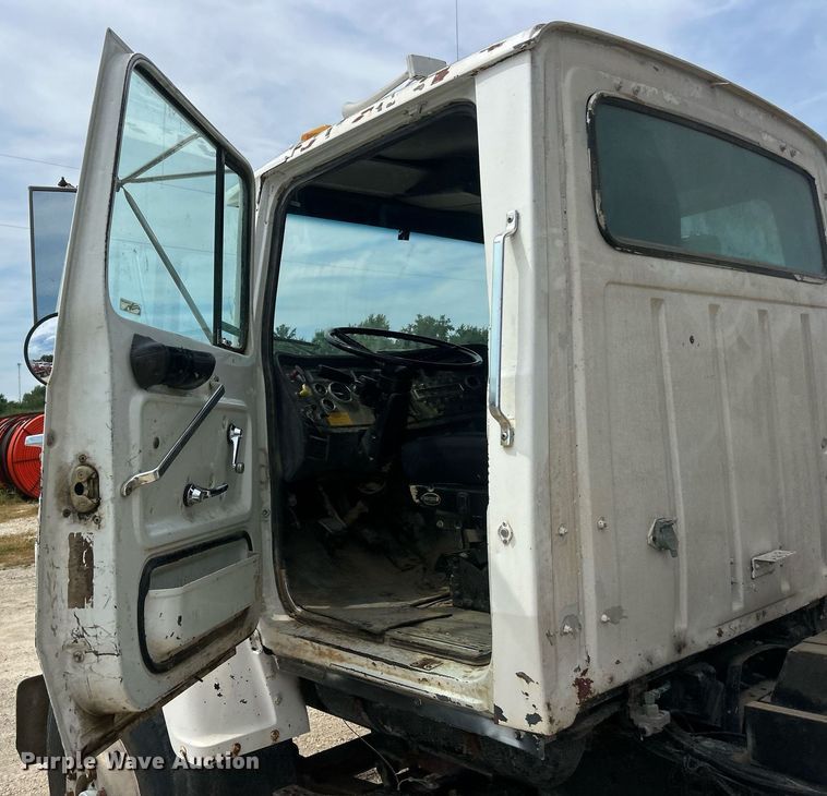 image for item EK8438 1990 Ford L9000 dump truck