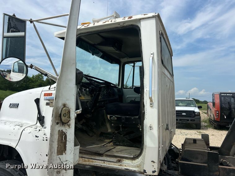 image for item EK8438 1990 Ford L9000 dump truck