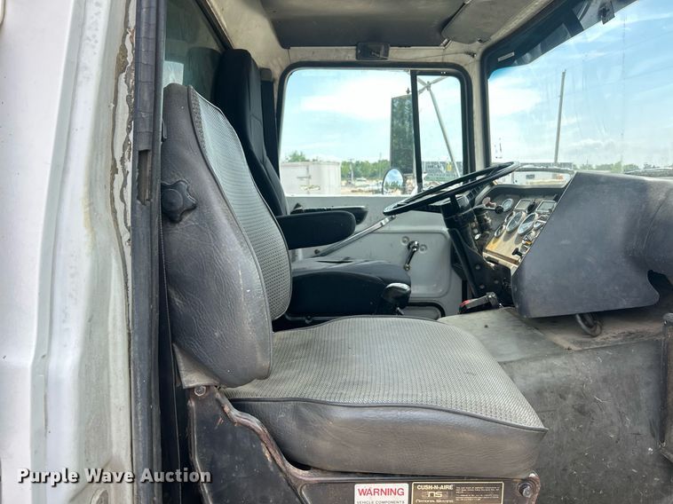 image for item EK8438 1990 Ford L9000 dump truck