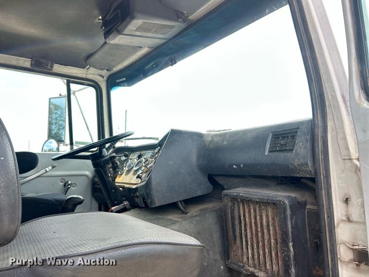 image for item EK8438 1990 Ford L9000 dump truck