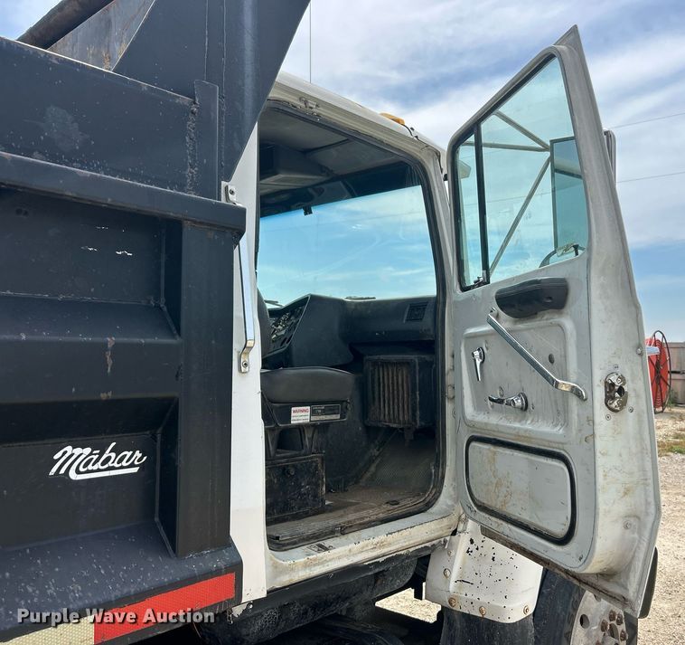 image for item EK8438 1990 Ford L9000 dump truck