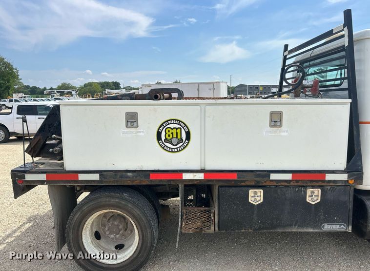 image for item EK8440 1999 International 4700 Low Profile flatbed truck