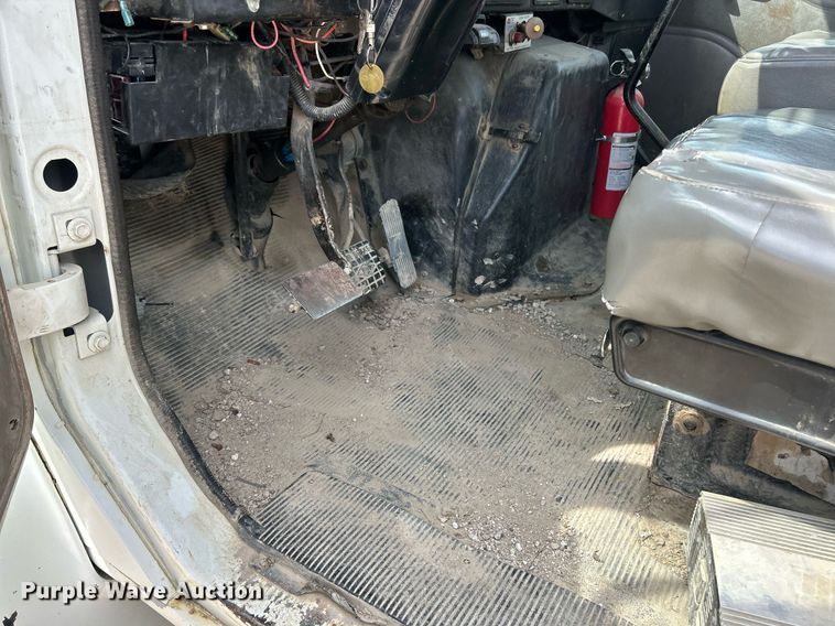 image for item EK8440 1999 International 4700 Low Profile flatbed truck