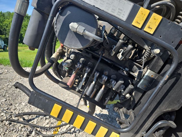 image for item EM7481 Hiab 335K-4 Hipro truck mounted crane