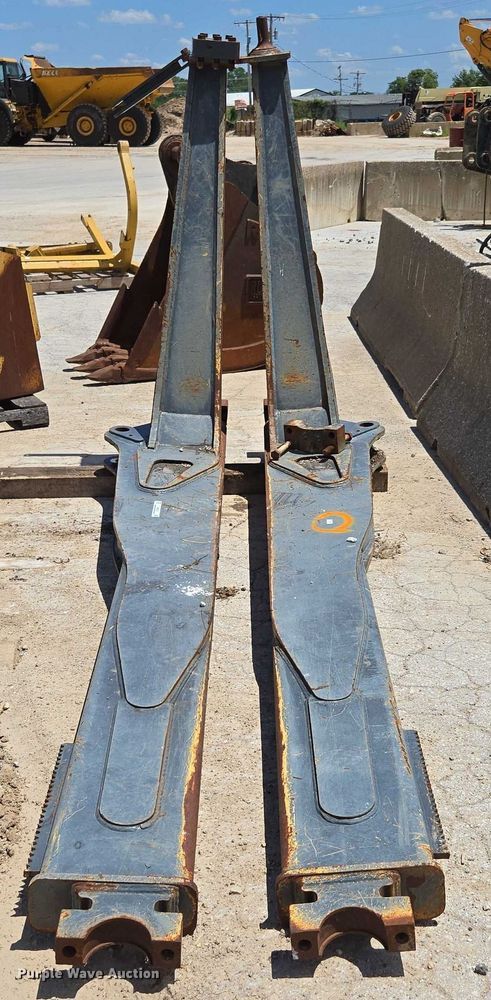 image for item EN2023 John Deere AT427063 dozer blade push arms