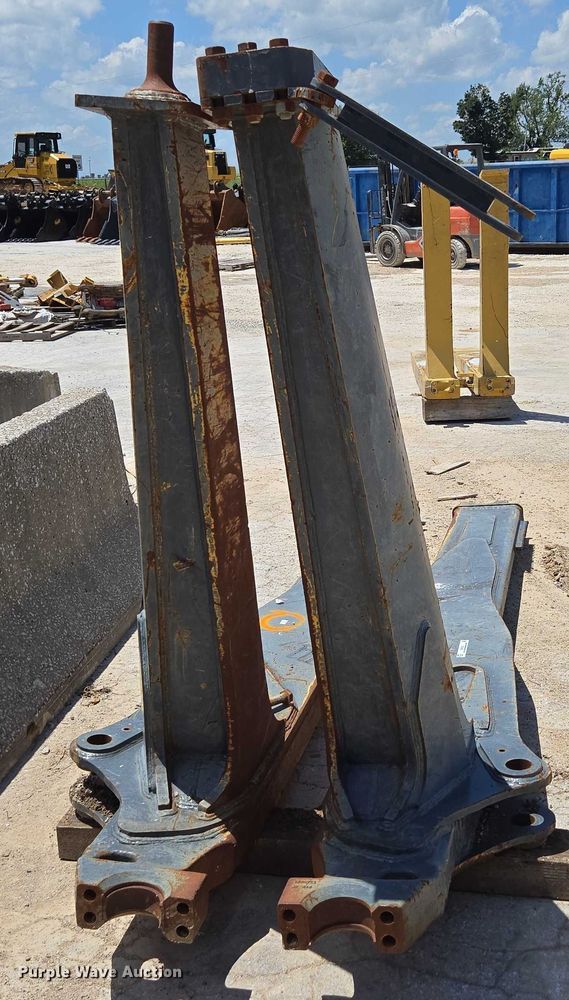 image for item EN2023 John Deere AT427063 dozer blade push arms