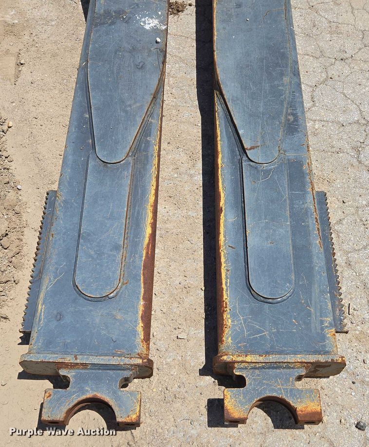 image for item EN2023 John Deere AT427063 dozer blade push arms