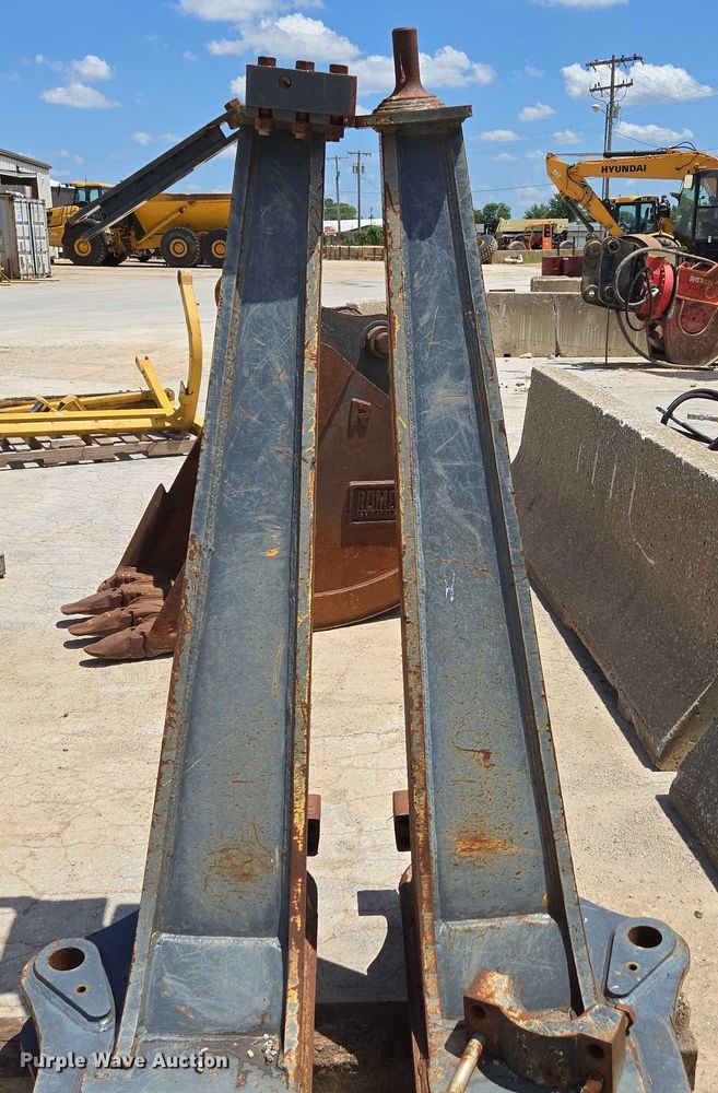 image for item EN2023 John Deere AT427063 dozer blade push arms